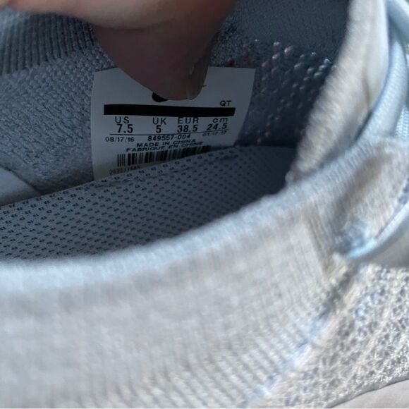 NIKE Flyknit Vapormax Pure Platinum White 7.5 US womens 38.5 EUR New in BOX - Picture 12 of 12